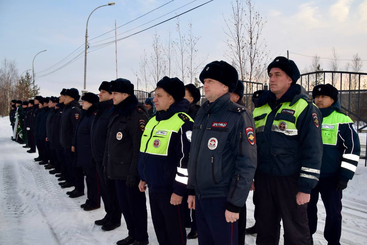 В преддверии Дня памяти сотрудников органов внутренних дел, погибших при исполнении служебных обязанностей, прошла церемония возложения цветов В преддверии Дня памяти сотрудников органов внутренних дел, погибших при исполнении служебных обязанностей, прошла церемония возложения цветов