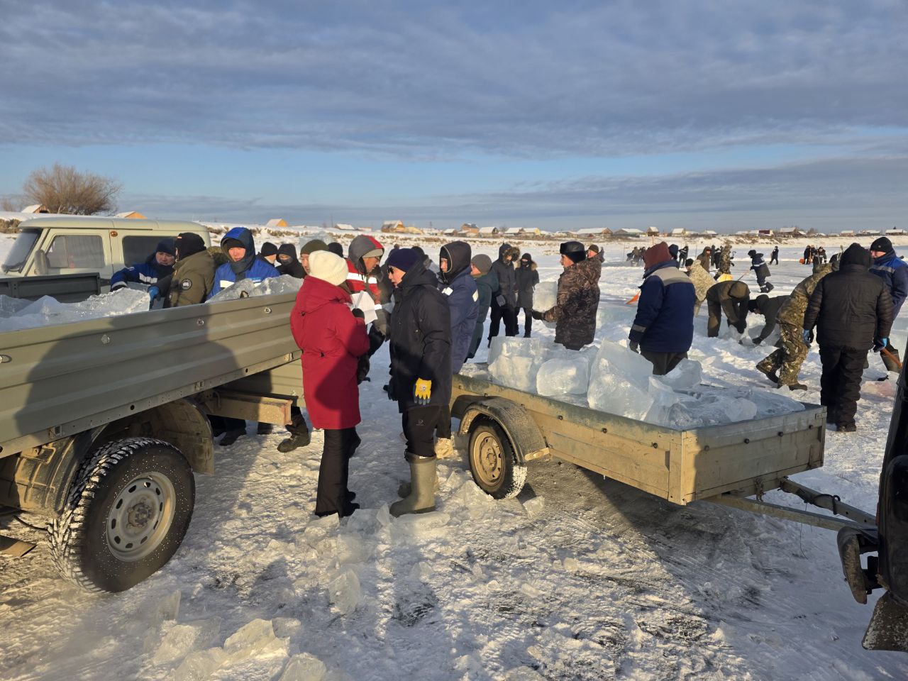 Сотрудники мэрии и активисты Якутска обеспечили льдом семьи героев Сотрудники мэрии и активисты Якутска обеспечили льдом семьи героев