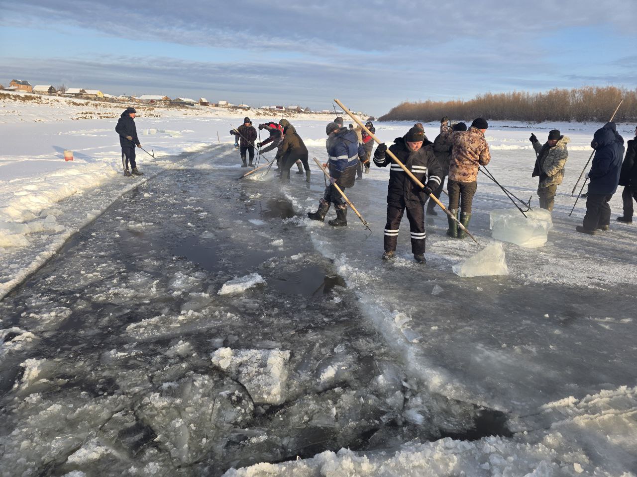 Сотрудники мэрии и активисты Якутска обеспечили льдом семьи героев Сотрудники мэрии и активисты Якутска обеспечили льдом семьи героев