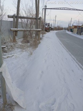 Работа муниципальных дворников в выходные дни по уборке территории Гагаринского округа от случайного мусора