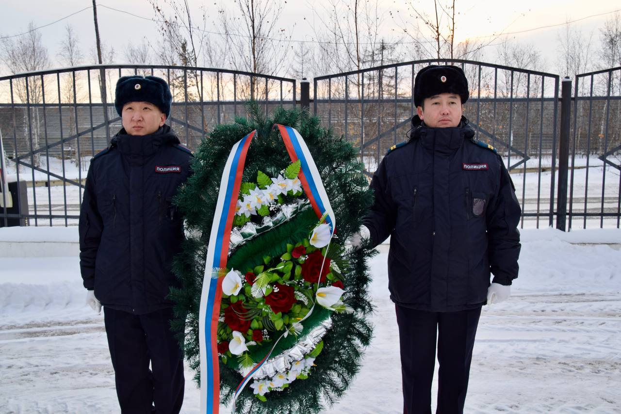 В преддверии Дня памяти сотрудников органов внутренних дел, погибших при исполнении служебных обязанностей, прошла церемония возложения цветов В преддверии Дня памяти сотрудников органов внутренних дел, погибших при исполнении служебных обязанностей, прошла церемония возложения цветов