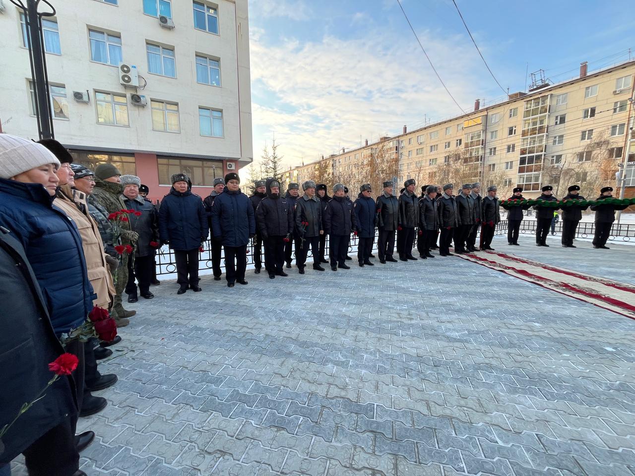 В МВД Якутии почтили память товарищей, погибших при исполнении служебных обязанностей В МВД Якутии почтили память товарищей, погибших при исполнении служебных обязанностей