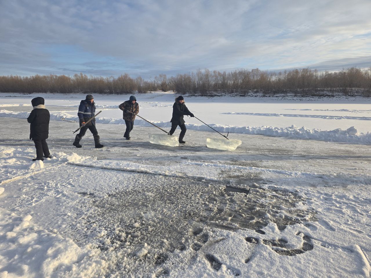 Сотрудники мэрии и активисты Якутска обеспечили льдом семьи героев Сотрудники мэрии и активисты Якутска обеспечили льдом семьи героев