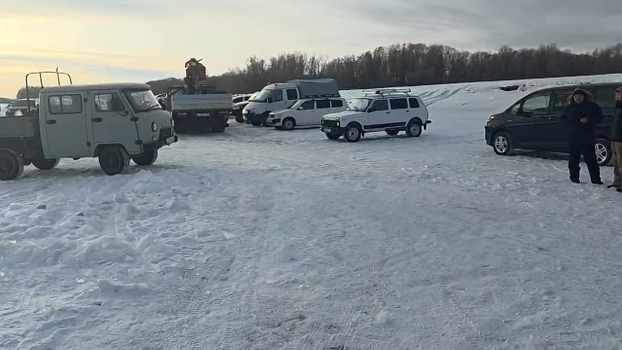 Сотрудники мэрии и активисты Якутска обеспечили льдом семьи героев