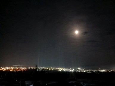 Лунная ночь над Мирным. Над алмазной столицей республики раскинулось завораживающее небо – яркая луна и световые столбы над огнями города создают по-настоящему волшебный пейзаж