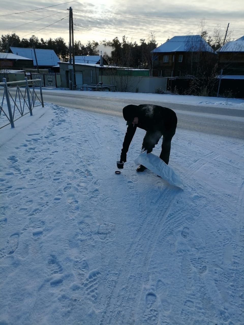 Сегодня наши дворники провели комплекс работ по благоустройству территории округа Сегодня наши дворники провели комплекс работ по благоустройству территории округа