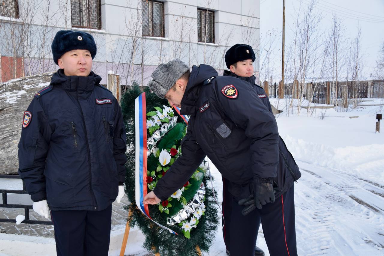 В преддверии Дня памяти сотрудников органов внутренних дел, погибших при исполнении служебных обязанностей, прошла церемония возложения цветов В преддверии Дня памяти сотрудников органов внутренних дел, погибших при исполнении служебных обязанностей, прошла церемония возложения цветов