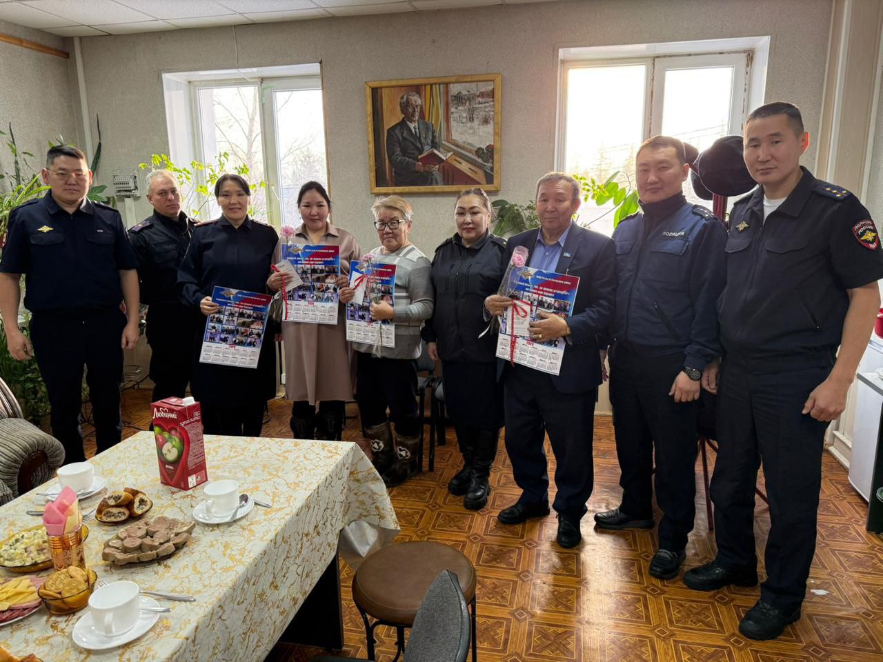 Трое из Тойбохоя. Каждый год, в этот день, в с. Тойбохой из районного центра и из близлежащих сел Сунтарского района съезжаются родственники, действующие сотрудники и ветераны органов внутренних дел, чтобы почтить память... Трое из Тойбохоя. Каждый год, в этот день, в с. Тойбохой из районного центра и из близлежащих сел Сунтарского района съезжаются родственники, действующие сотрудники и ветераны органов внутренних дел, чтобы почтить память...