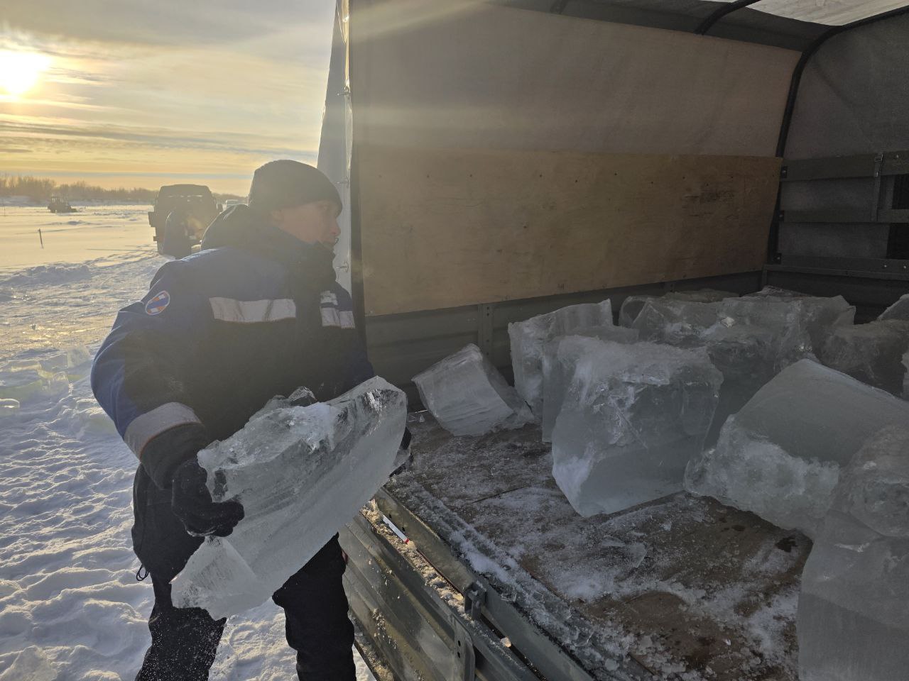 Сотрудники мэрии и активисты Якутска обеспечили льдом семьи героев Сотрудники мэрии и активисты Якутска обеспечили льдом семьи героев
