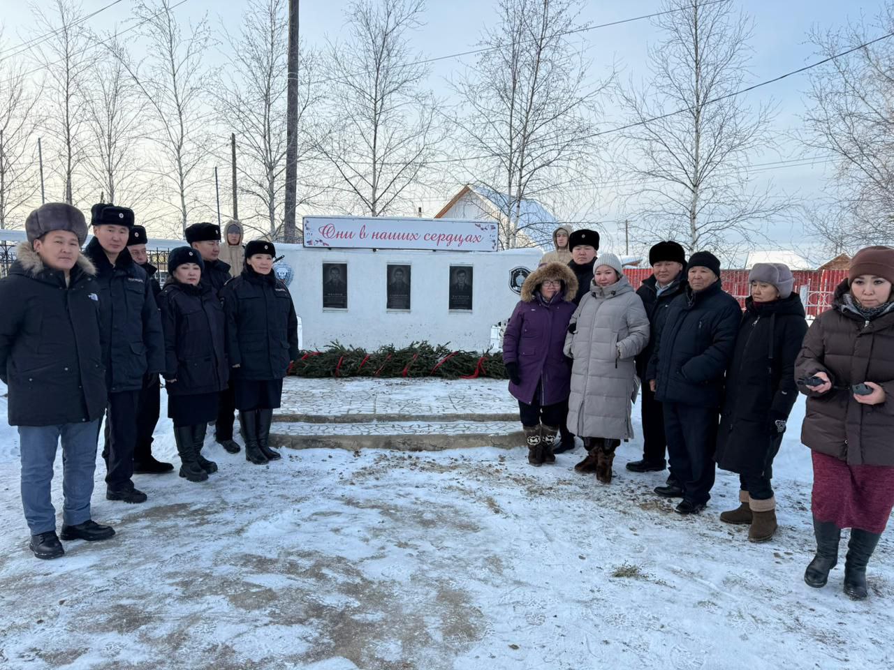 Трое из Тойбохоя. Каждый год, в этот день, в с. Тойбохой из районного центра и из близлежащих сел Сунтарского района съезжаются родственники, действующие сотрудники и ветераны органов внутренних дел, чтобы почтить память... Трое из Тойбохоя. Каждый год, в этот день, в с. Тойбохой из районного центра и из близлежащих сел Сунтарского района съезжаются родственники, действующие сотрудники и ветераны органов внутренних дел, чтобы почтить память...