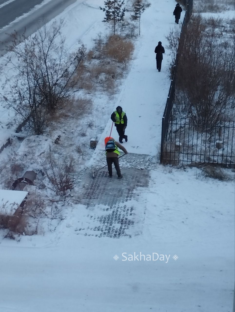 #спрашивают Зачем по всему городу чистят тротуары? Очень скользко же
