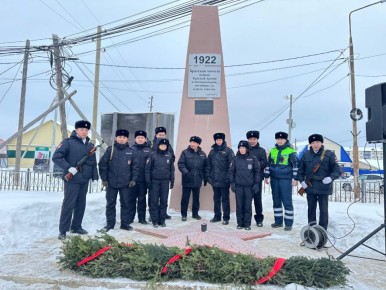 В с. Сунтар также прошло мероприятие, посвященное памяти сотрудников органов внутренних дел, погибших при исполнении служебного долга