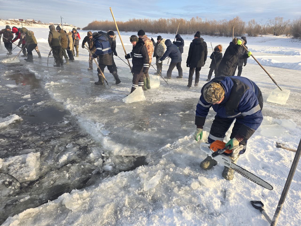 Сотрудники мэрии и активисты Якутска обеспечили льдом семьи героев Сотрудники мэрии и активисты Якутска обеспечили льдом семьи героев