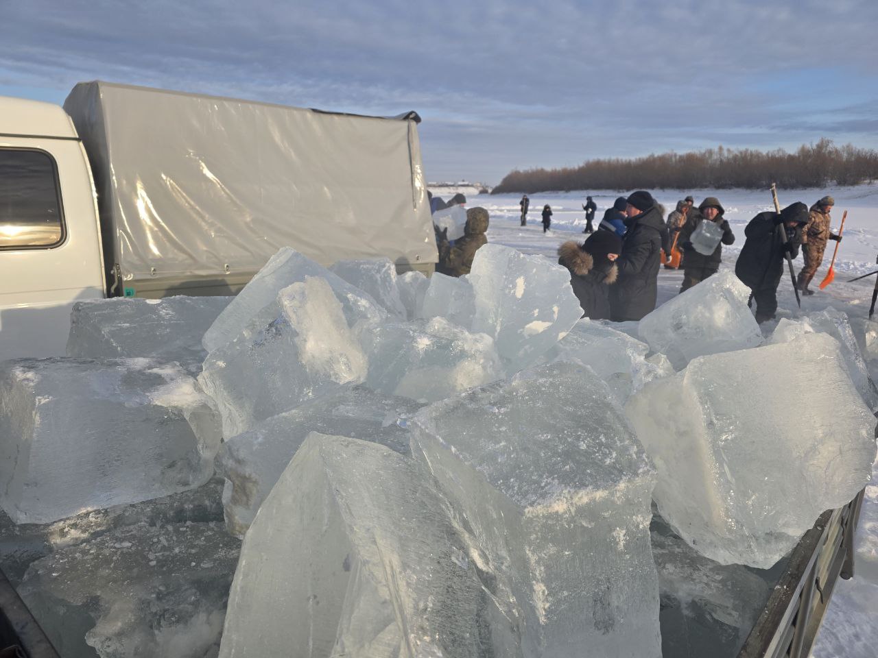 Сотрудники мэрии и активисты Якутска обеспечили льдом семьи героев Сотрудники мэрии и активисты Якутска обеспечили льдом семьи героев