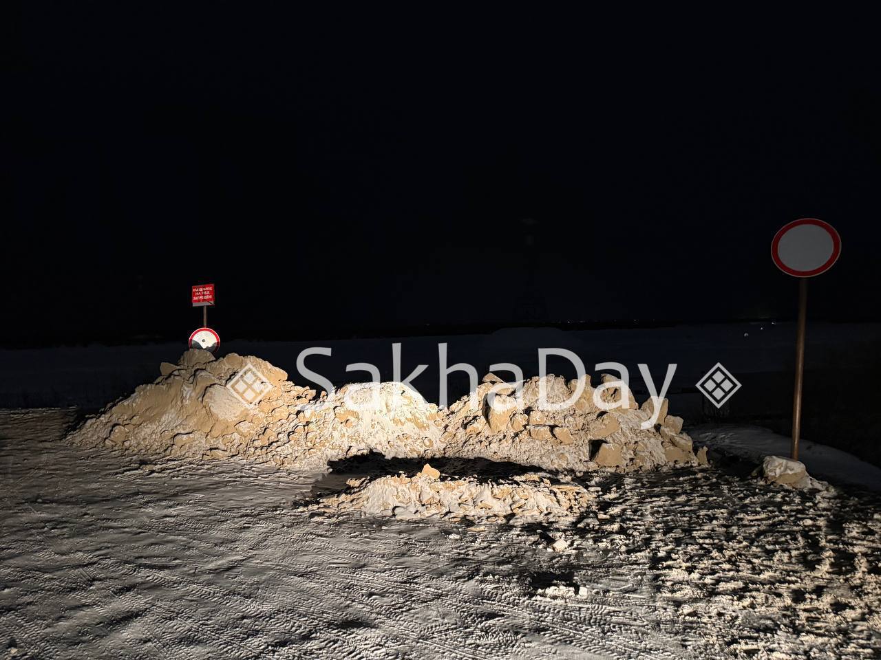 Возле Парусов засыпали проезд к реке #дляsakhaday Возле Парусов засыпали проезд к реке #дляsakhaday