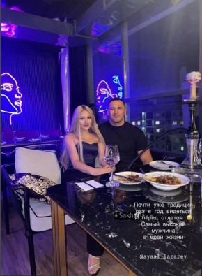 Айаал Лазарев с прекрасной блондинкой Анной