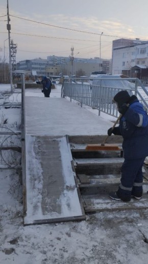 Усердно подметают от снега и ремонтируют — возвращая им прочность и безопасность!
