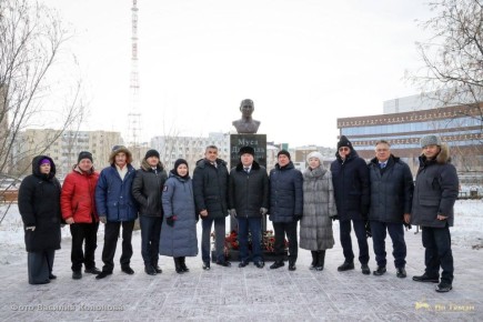 Делегация Татарстана почтила память Мусы Джалиля в Якутске