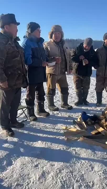 ФОТОВИДЕОФАКТ. Ыраас санааттан ыраас муус ыллыбыт Улахан Ааа Брт эр хоууннара кыттыылаах Анал байыаннай дьайыыга сылдьар уолаттарбыт дьиэ кэргэттэригэр уонна тыыл бэтэрээннэригэр, сэрии кэмин оолоругар Кыайыы 80 сылынан...