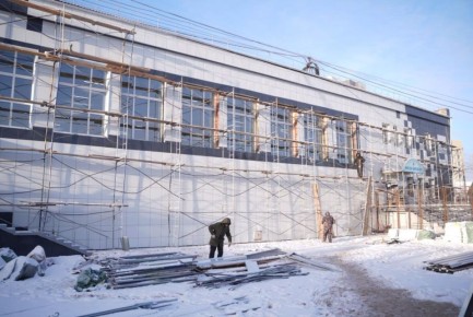 Ход ремонта ДЮСШ 5 проверили в Якутске
