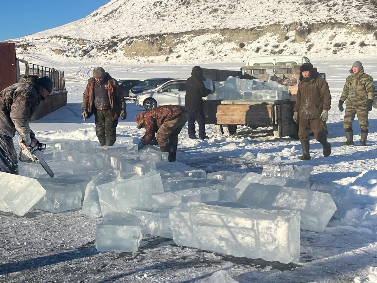 ФОТОВИДЕОФАКТ. Ыраас санааттан ыраас муус ыллыбыт Улахан Ааа Брт эр хоууннара кыттыылаах Анал байыаннай дьайыыга сылдьар уолаттарбыт дьиэ кэргэттэригэр уонна тыыл бэтэрээннэригэр, сэрии кэмин оолоругар Кыайыы 80 сылынан... ФОТОВИДЕОФАКТ. Ыраас санааттан ыраас муус ыллыбыт Улахан Ааа Брт эр хоууннара кыттыылаах Анал байыаннай дьайыыга сылдьар уолаттарбыт дьиэ кэргэттэригэр уонна тыыл бэтэрээннэригэр, сэрии кэмин оолоругар Кыайыы 80 сылынан...