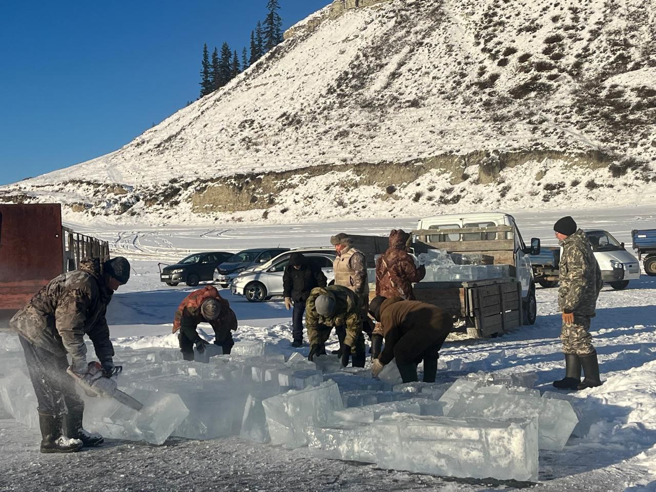 ФОТОВИДЕОФАКТ. Ыраас санааттан ыраас муус ыллыбыт Улахан Ааа Брт эр хоууннара кыттыылаах Анал байыаннай дьайыыга сылдьар уолаттарбыт дьиэ кэргэттэригэр уонна тыыл бэтэрээннэригэр, сэрии кэмин оолоругар Кыайыы 80 сылынан... ФОТОВИДЕОФАКТ. Ыраас санааттан ыраас муус ыллыбыт Улахан Ааа Брт эр хоууннара кыттыылаах Анал байыаннай дьайыыга сылдьар уолаттарбыт дьиэ кэргэттэригэр уонна тыыл бэтэрээннэригэр, сэрии кэмин оолоругар Кыайыы 80 сылынан...
