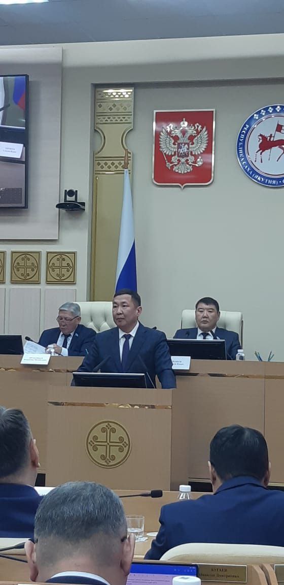 Ил Тмэн улахан мунньахтыыр саалатыгар 33 нмэрдээх федеральнай сокуоа уларытыылары киллэриигэ сокуон барылын дьллээр парламентскай истиилэргэ тыл этэн кыттан, Саха рспблкэтин Олохтоох салайыныыга Сэбиэтин бэрэссэдээтэлин...