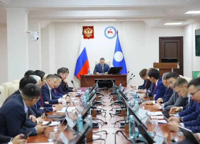 Кирилл Бычков провел планерное совещание правительства Якутии