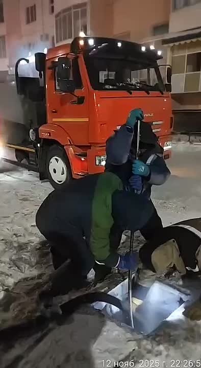 Евгений Григорьев: За последние дни произошло несколько аварийных ситуаций на квартальных сетях КНС, которые привели к разливу канализации на проезжую часть и тротуар