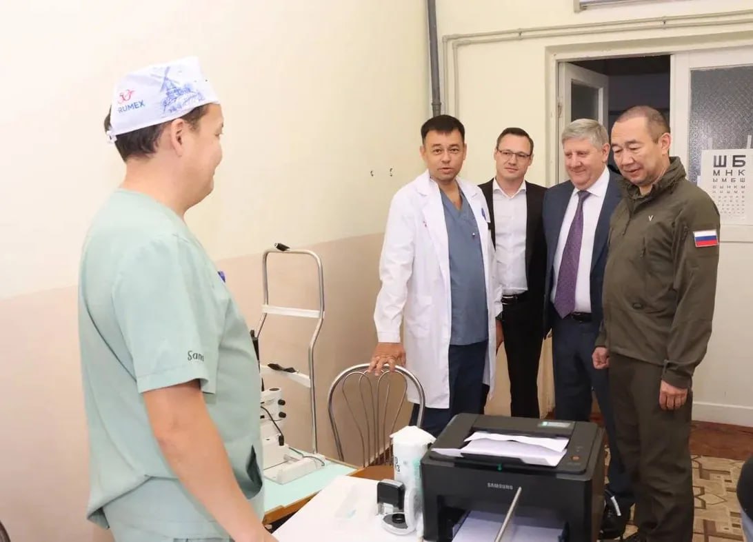 Якутские офтальмологи провели 900 операций по удалению катаракты в Докучаевске