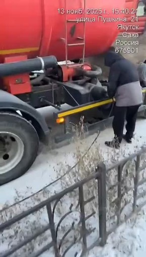 На ул. Пушкина продолжаются работы по ликвидации засора в квартальных сетях канализации, который вызвал разлив сточных вод