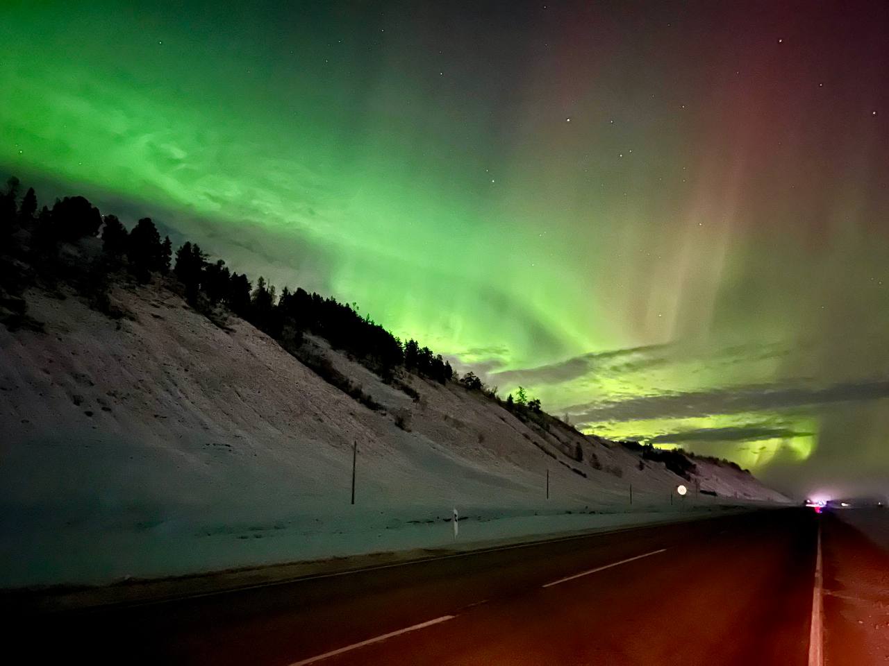 Делимся красотой!. Сотрудники Госавтоинспекции во время несения службы запечатлели редкое и прекрасное явление природы - северное сияние #ГАИЯКУТИЯ #СЕВЕРНОЕСИЯНИЕ #ПРОФИЛАКТИКАДТП подпишись на наш телеграмм канал Делимся красотой!. Сотрудники Госавтоинспекции во время несения службы запечатлели редкое и прекрасное явление природы - северное сияние #ГАИЯКУТИЯ #СЕВЕРНОЕСИЯНИЕ #ПРОФИЛАКТИКАДТП подпишись на наш телеграмм канал