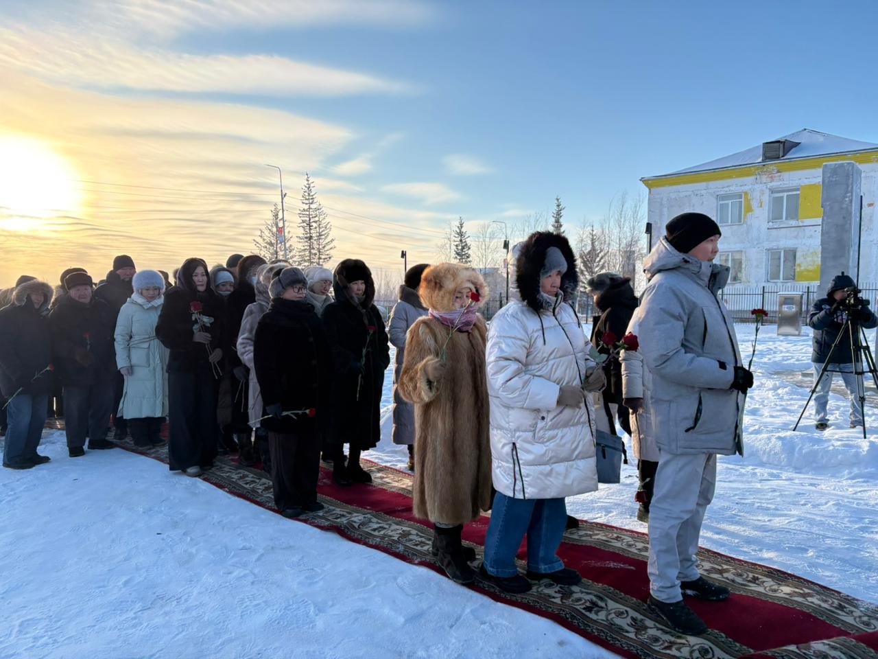 Жители Хангаласского улуса почтили память первого президента Якутии Михаила Николаева Жители Хангаласского улуса почтили память первого президента Якутии Михаила Николаева