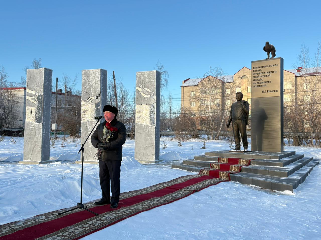 Жители Хангаласского улуса почтили память первого президента Якутии Михаила Николаева Жители Хангаласского улуса почтили память первого президента Якутии Михаила Николаева