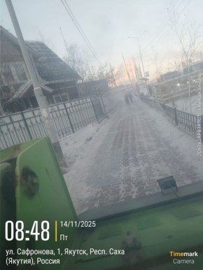 Ежедневные работы подрядной организации по очистке тротуаров на территории округа