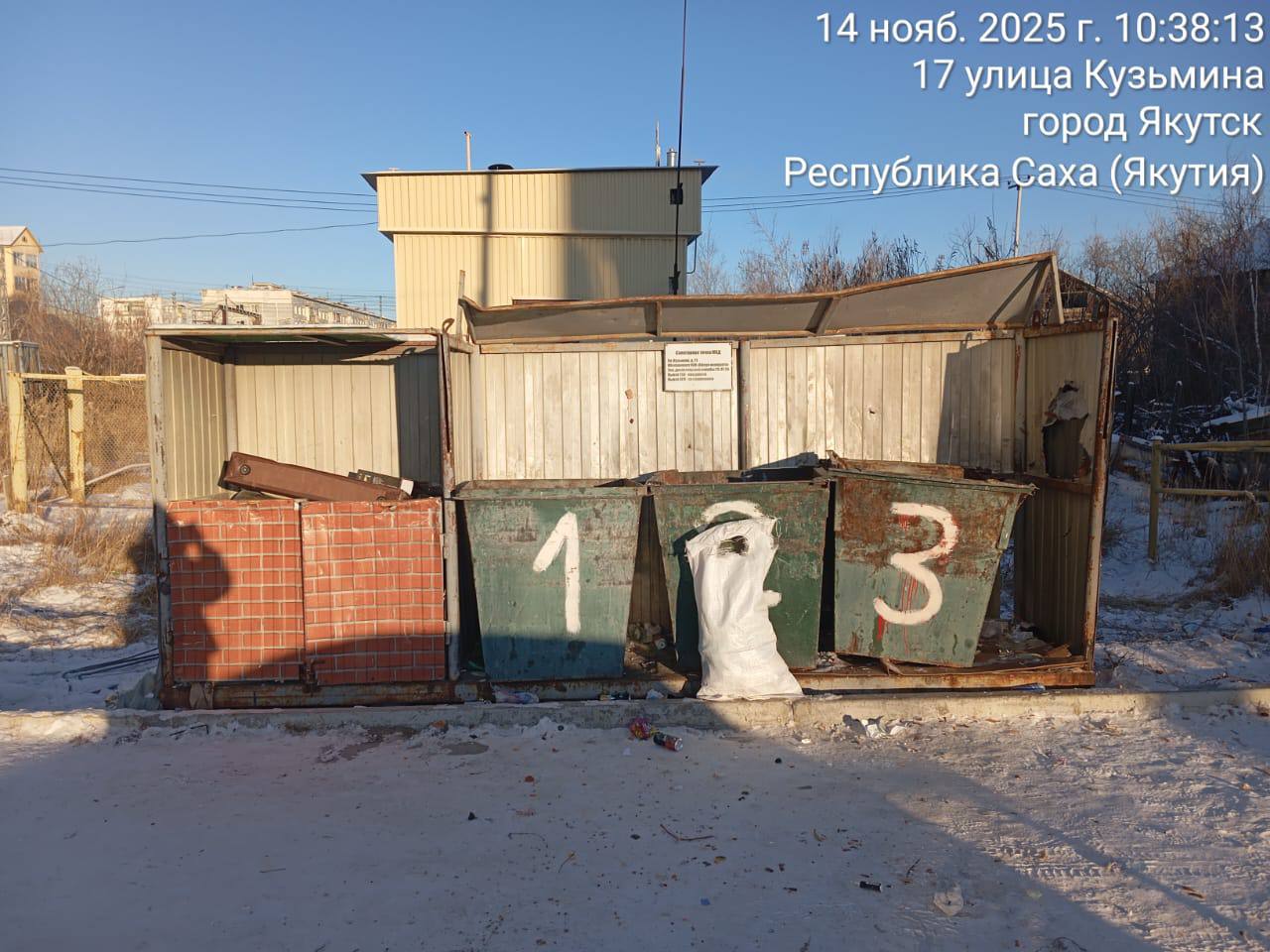 Муниципальными дворниками проводится ежедневная работа по подбору случайного мусора на территории Гагаринского округа Муниципальными дворниками проводится ежедневная работа по подбору случайного мусора на территории Гагаринского округа