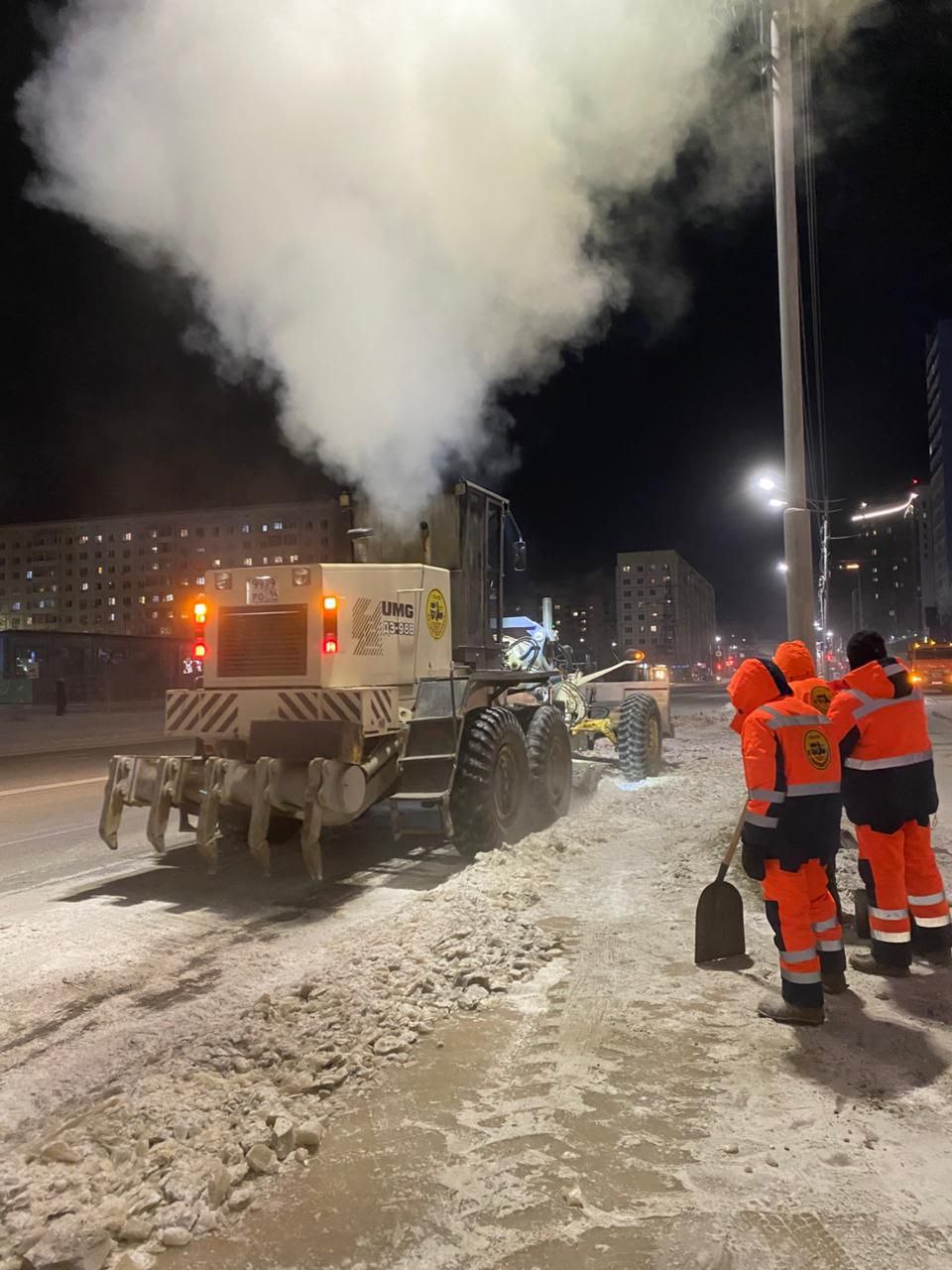 На ул. Лермонтова силами АО «Якутдорстрой» в ночную смену ведутся работы по уборке и вывозу наледи, образовавшийся после аварийного разлива сетей канализации На ул. Лермонтова силами АО «Якутдорстрой» в ночную смену ведутся работы по уборке и вывозу наледи, образовавшийся после аварийного разлива сетей канализации