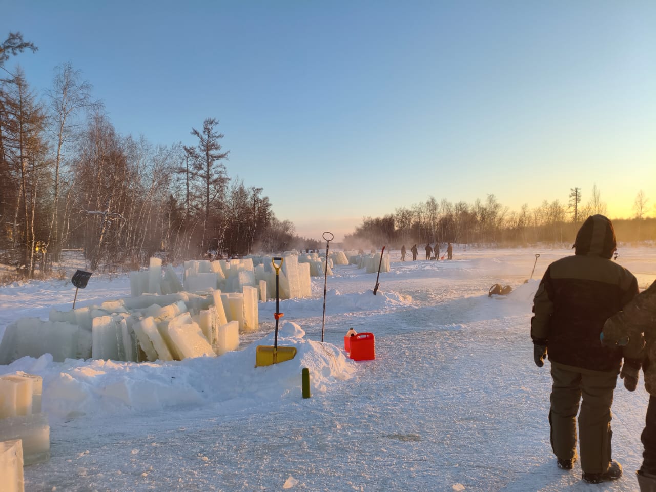 Спасатели помогли семьям участников СВО в заготовке льда Спасатели помогли семьям участников СВО в заготовке льда