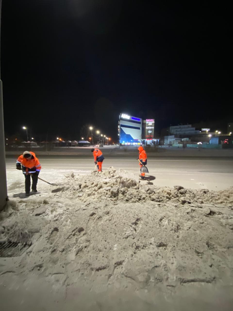 На ул. Лермонтова силами АО «Якутдорстрой» в ночную смену ведутся работы по уборке и вывозу наледи, образовавшийся после аварийного разлива сетей канализации На ул. Лермонтова силами АО «Якутдорстрой» в ночную смену ведутся работы по уборке и вывозу наледи, образовавшийся после аварийного разлива сетей канализации