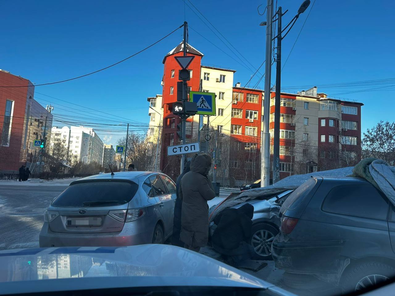 Водитель совершил наезд на стоящие автомашины в Якутске