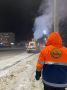 На ул. Лермонтова силами АО «Якутдорстрой» в ночную смену ведутся работы по уборке и вывозу наледи, образовавшийся после аварийного разлива сетей канализации