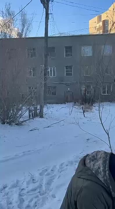 МУП Жилкомсервис продолжает бороться с засорами в системе канализации по адресу Сергеляхское 10/2