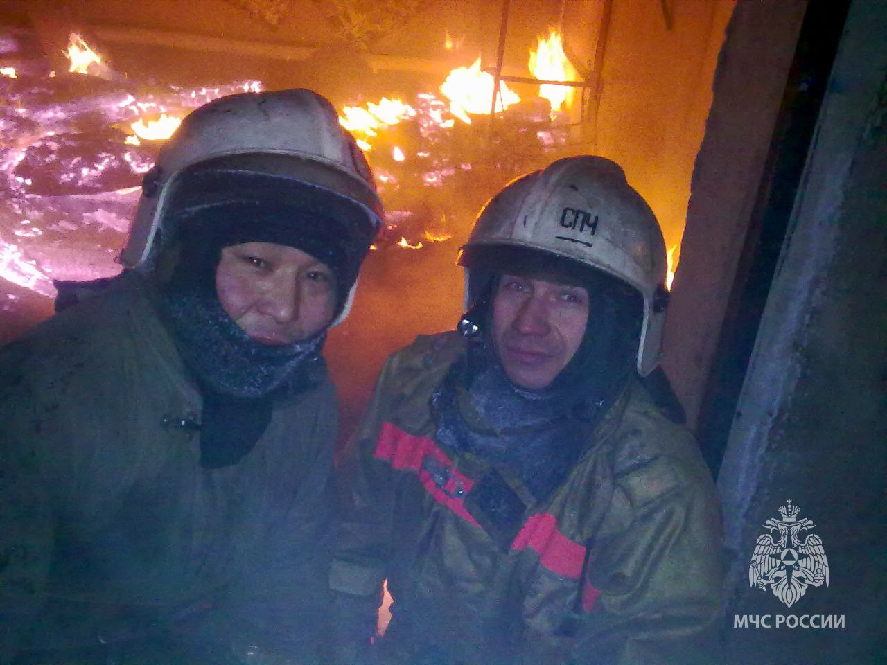 35 лет на страже жизни: с юбилеем Специализированную пожарно-спасательную часть поздравляют ветеран и молодой сотрудник 35 лет на страже жизни: с юбилеем Специализированную пожарно-спасательную часть поздравляют ветеран и молодой сотрудник