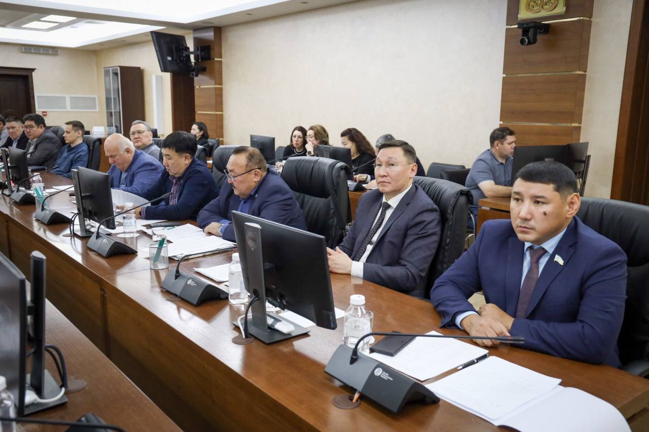 Сегодня состоялось совместное заседание постоянных комитетов Государственного Собрания (Ил Тумэн) РС(Я) по экономической, инвестиционной и промышленной политике и по строительству, жилищно-коммунальному хозяйству и... Сегодня состоялось совместное заседание постоянных комитетов Государственного Собрания (Ил Тумэн) РС(Я) по экономической, инвестиционной и промышленной политике и по строительству, жилищно-коммунальному хозяйству и...