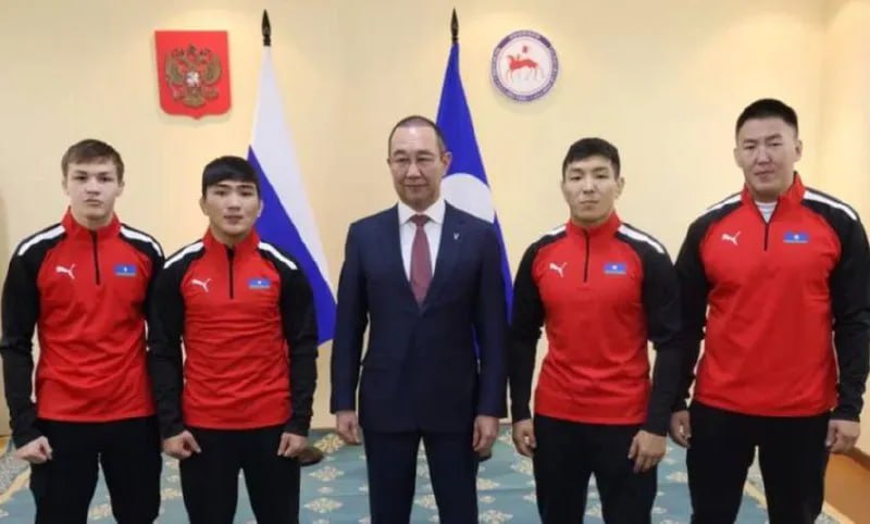 Айсен Николаев вручил сборной Якутии по вольной борьбе экипировку перед турниром Дмитрия Коркина