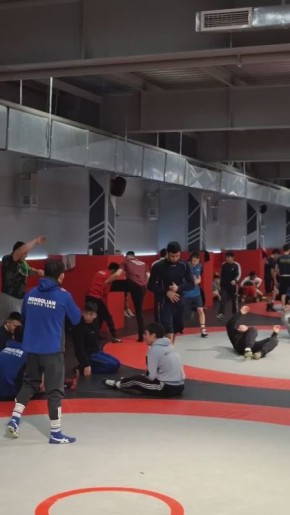 Борцы из разных стран и регионов России гоняют вес и проводят последние тренировки перед международным турниром Дмитрия Коркина в Якутске