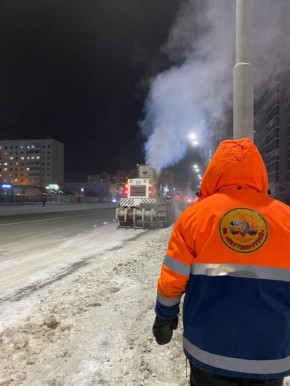 На ул. Лермонтова силами АО «Якутдорстрой» в ночную смену ведутся работы по уборке и вывозу наледи, образовавшийся после аварийного разлива сетей канализации