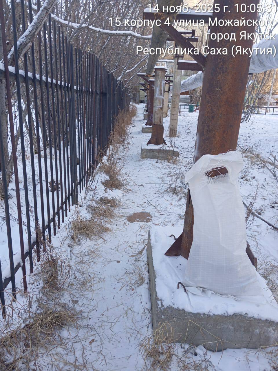 Муниципальными дворниками проводится ежедневная работа по подбору случайного мусора на территории Гагаринского округа Муниципальными дворниками проводится ежедневная работа по подбору случайного мусора на территории Гагаринского округа