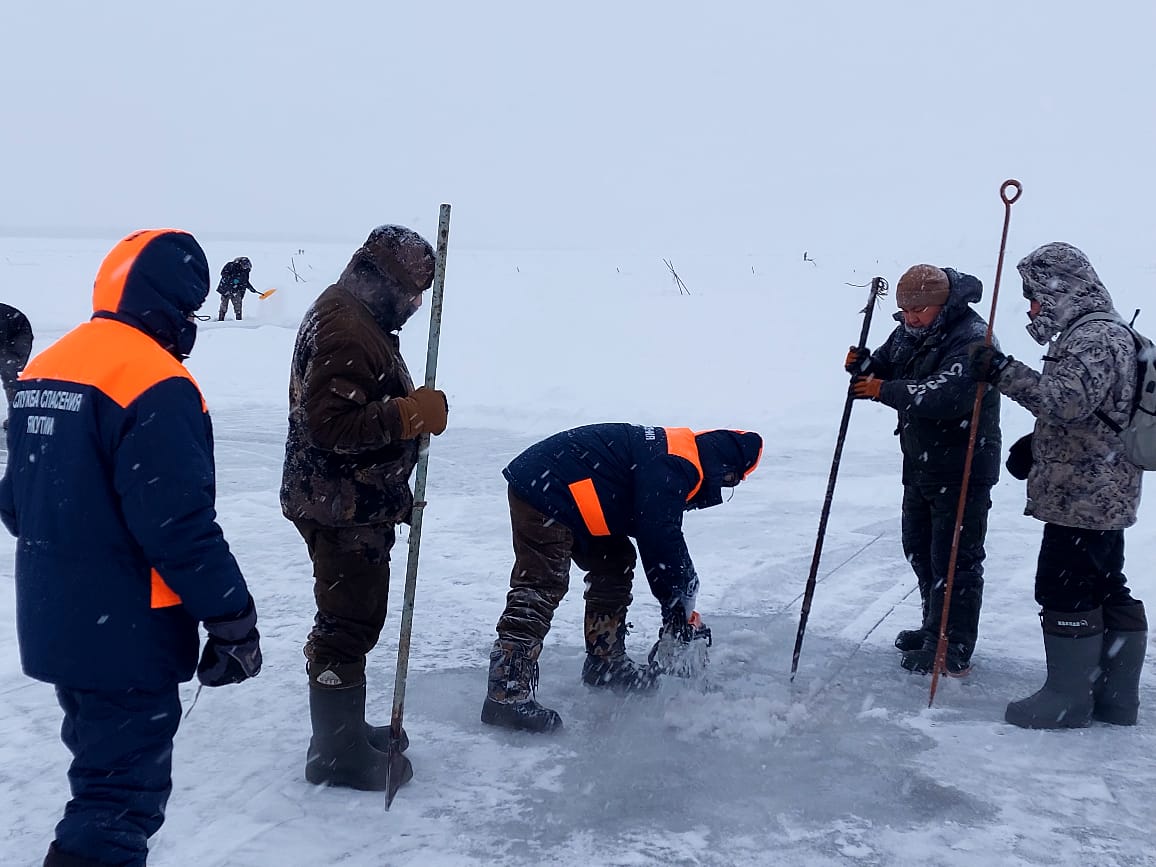 Спасатели помогли семьям участников СВО в заготовке льда