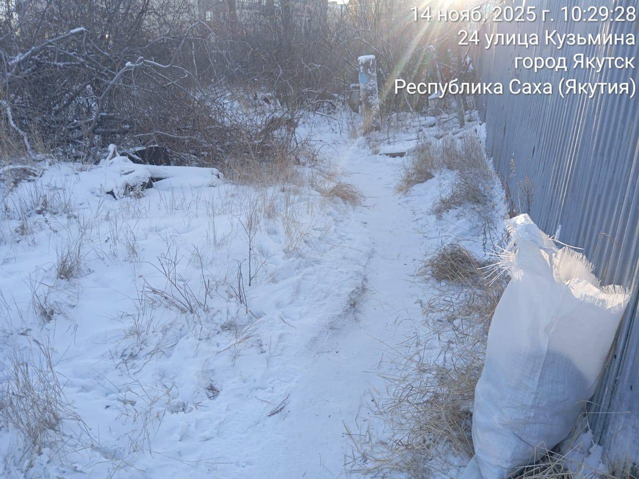 Муниципальными дворниками проводится ежедневная работа по подбору случайного мусора на территории Гагаринского округа